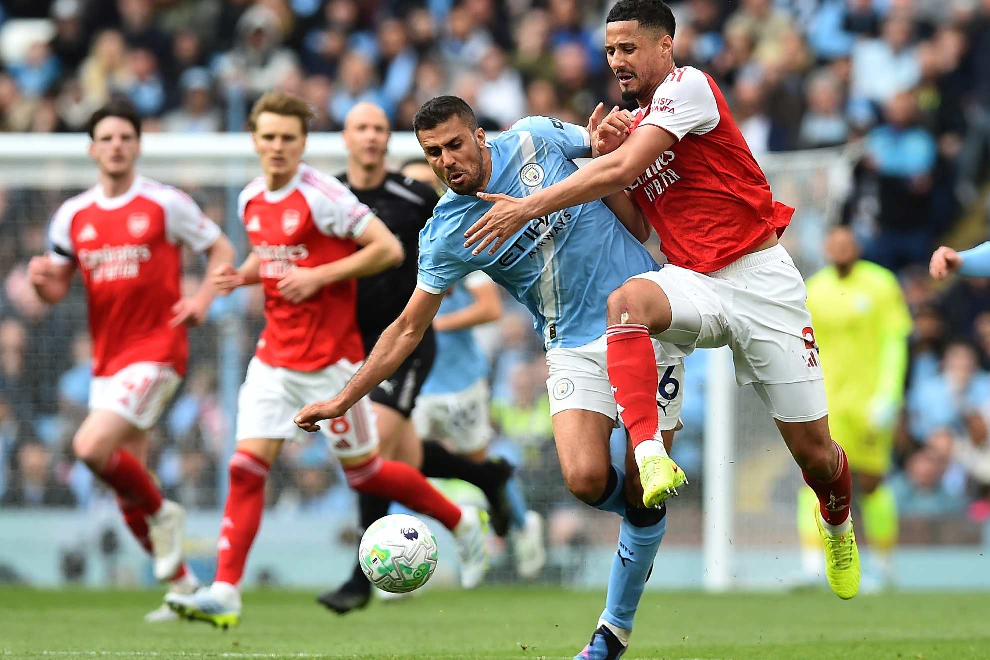 Rodri fights for a ball during the match against Arsenal