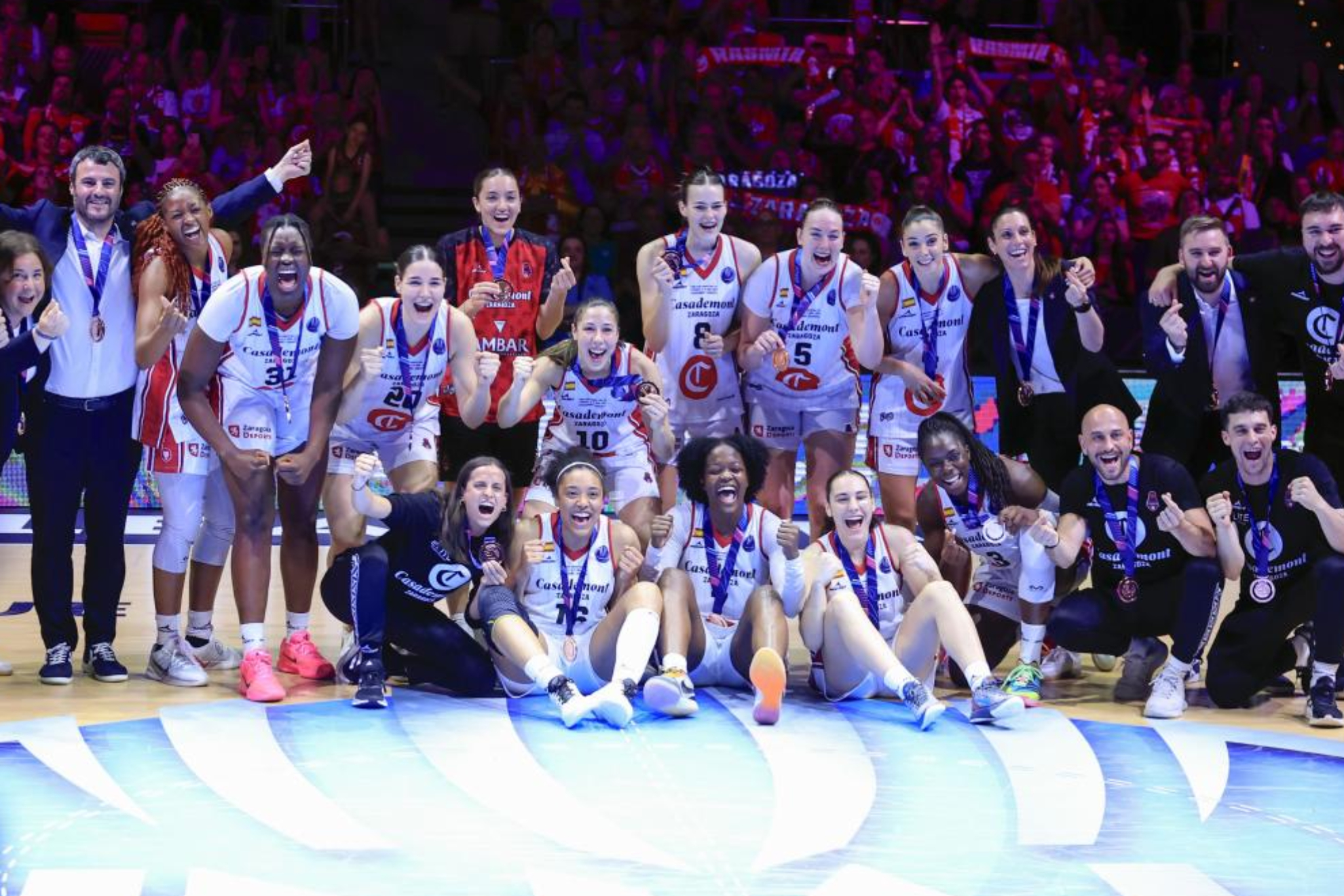Las jugadoras del Casademont Zaragoza celebran su tercer puesto.