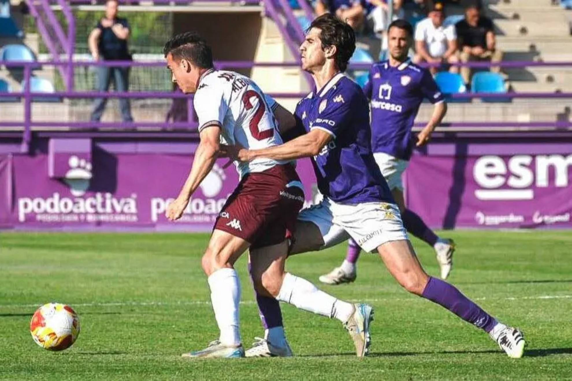 Alberto Gil y Miki Muñoz pugnan por un balón