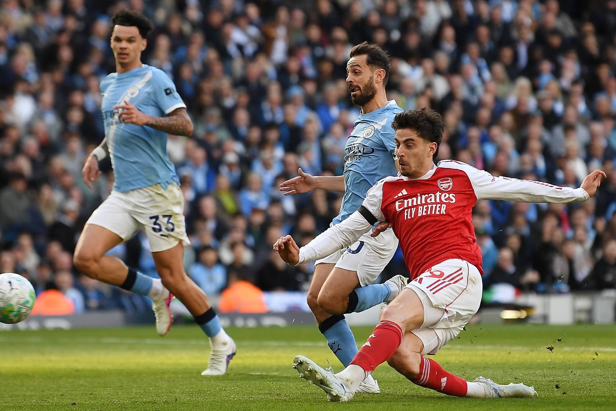 Bernardo Silva ayudando en defensa en el partido ante el Arsenal.