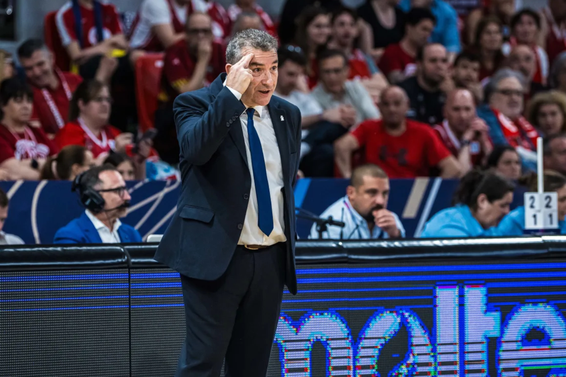 Miguel Méndez gives instructions during the Euroleague final.