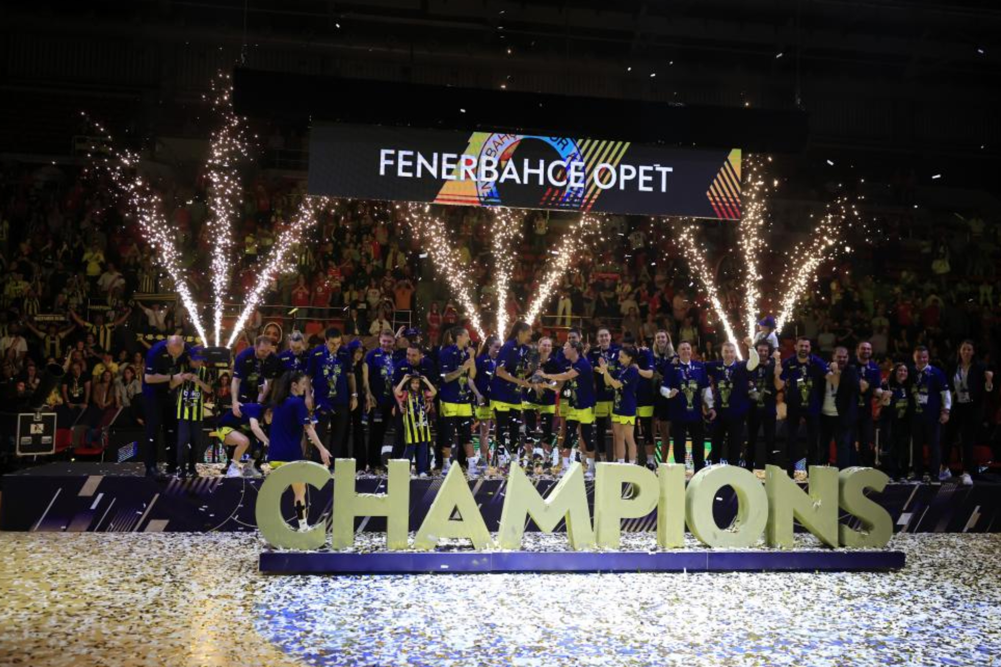 El Fenerbahce levanta el trofeo de campeón de la Euroliga.