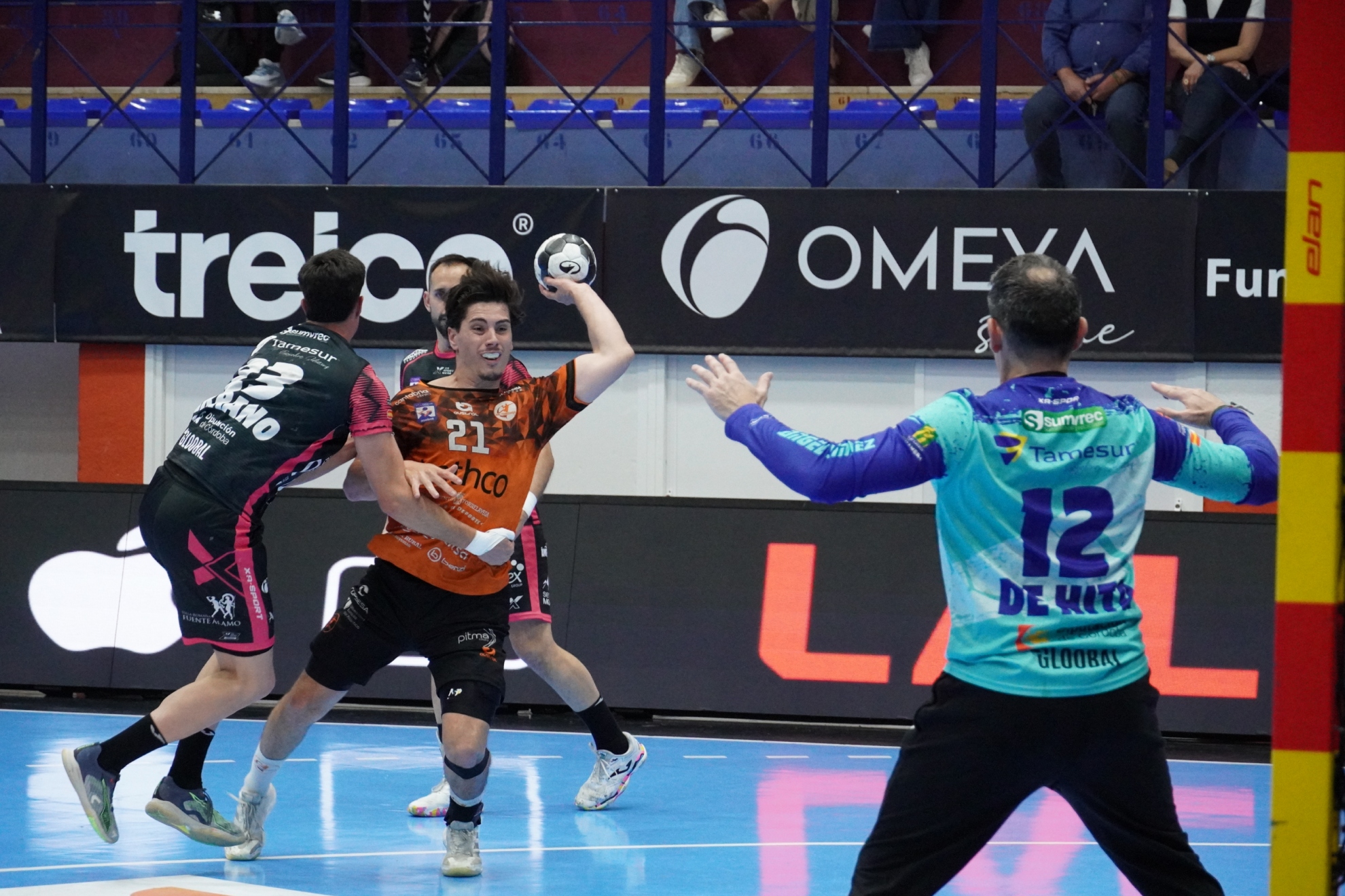 El central del Torrelavega Isi Martínez lanza ante el Puente Genil.