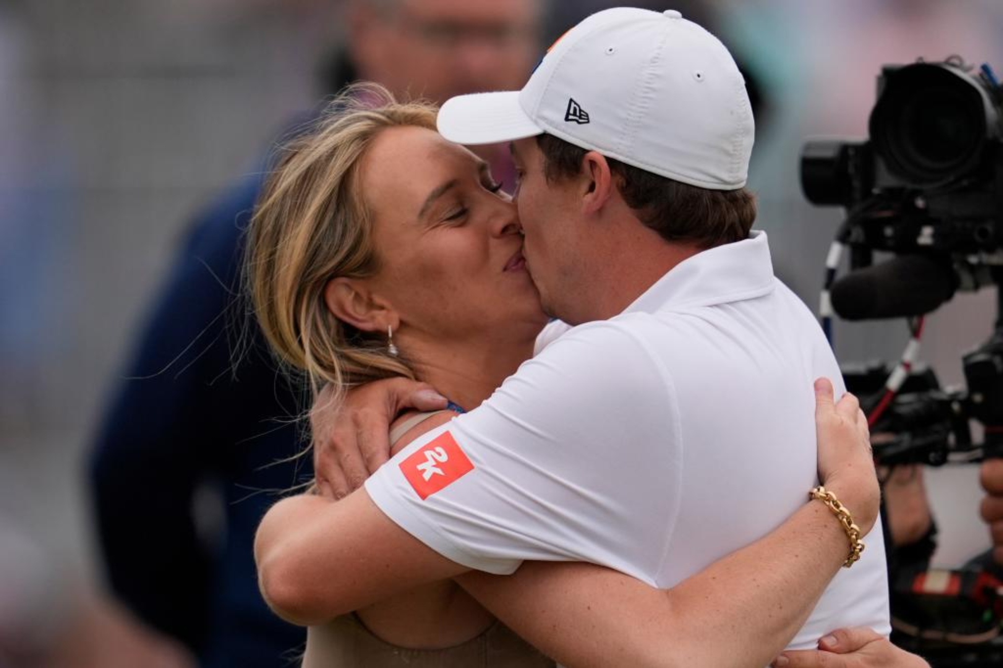 Matt Fitzpatrick se besa con su esposa tras ganar