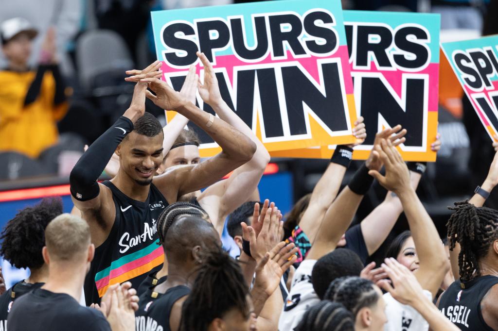 Victor Wembanyama celebra su primera victoria en playoffs con los Spurs .