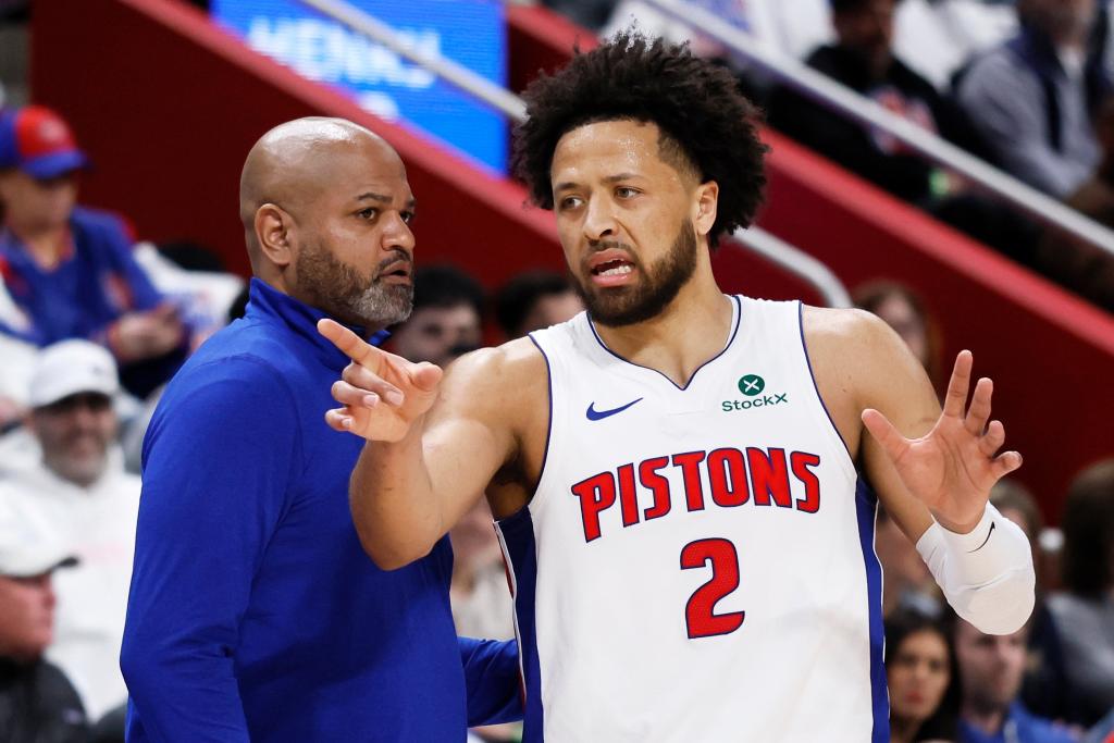 Cade Cunningham hace una indicación ante su entrenador, J.B. Bickerstaff.