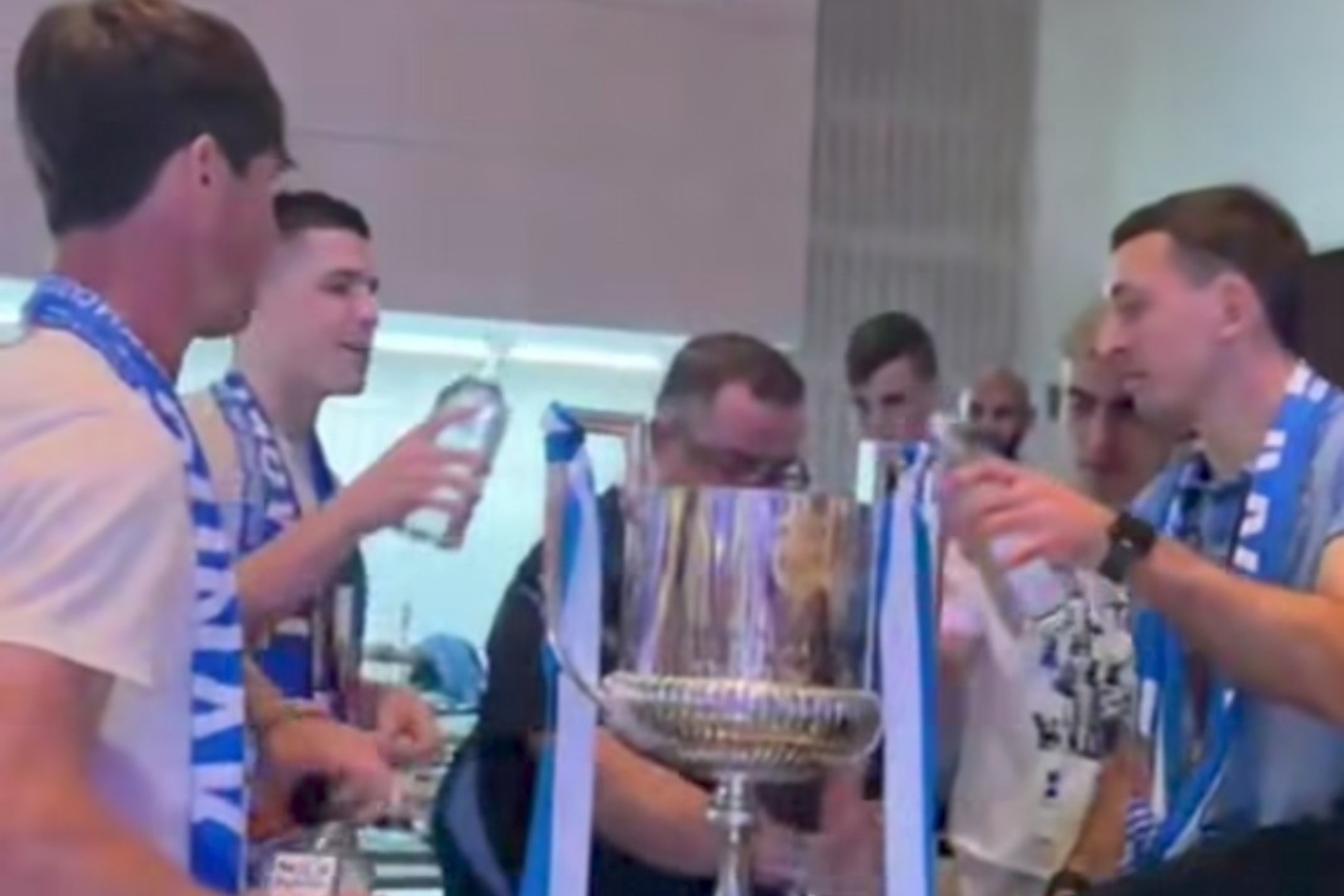 Aritz, Zubeldia, 'Barrene' y Oyarzabal preparan un gin tonic en la Copa con Jhonny, el cocinero y mítico bartender.