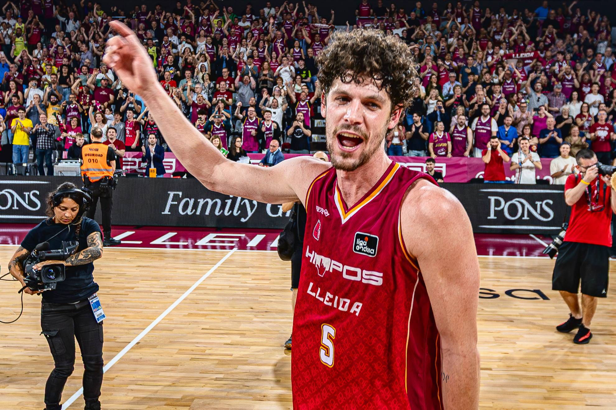 Oriol Paulí celebra la victoria del Hiopos Lleida sobre el Barcelona.