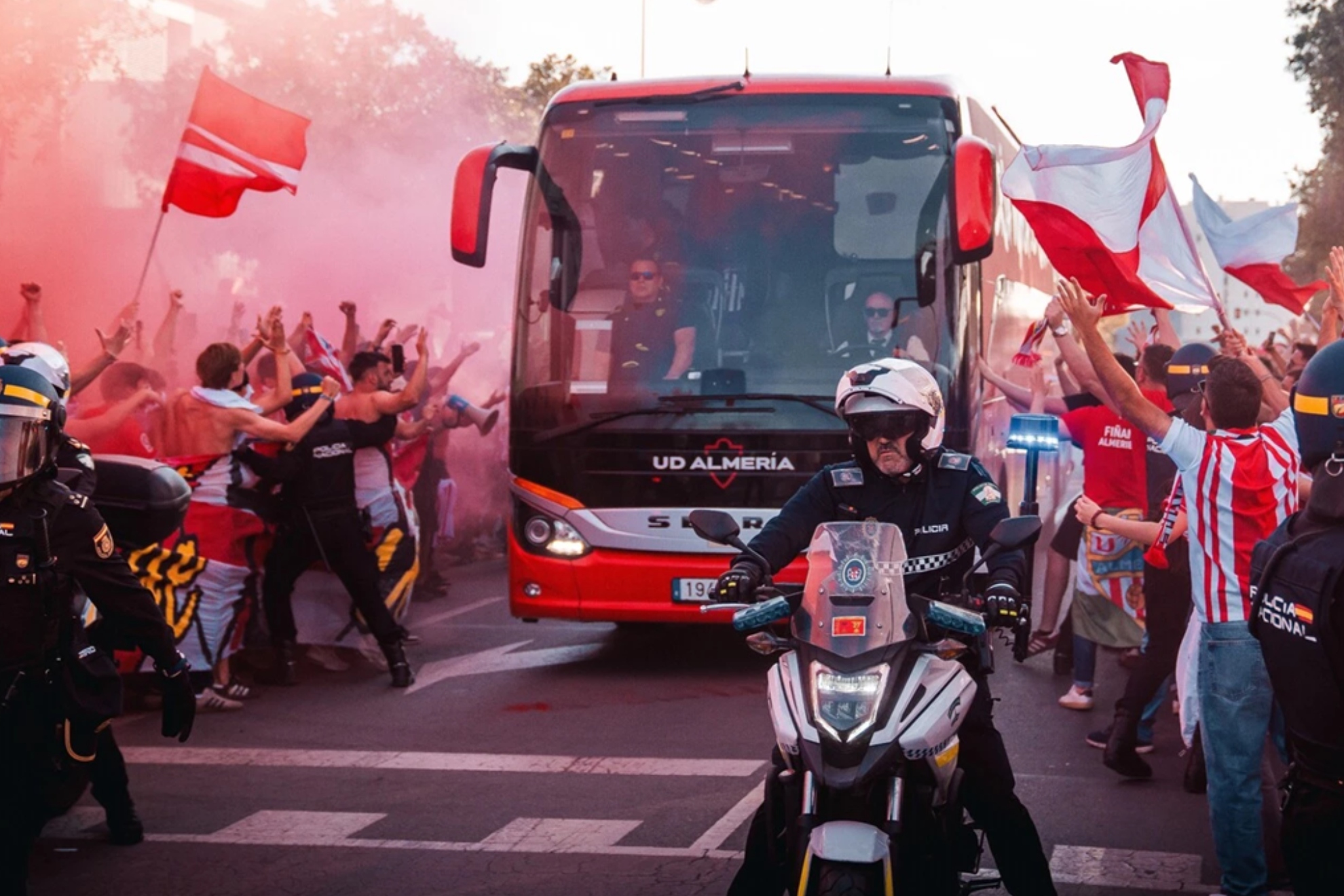 El autobús del Almería llegando al estadio.