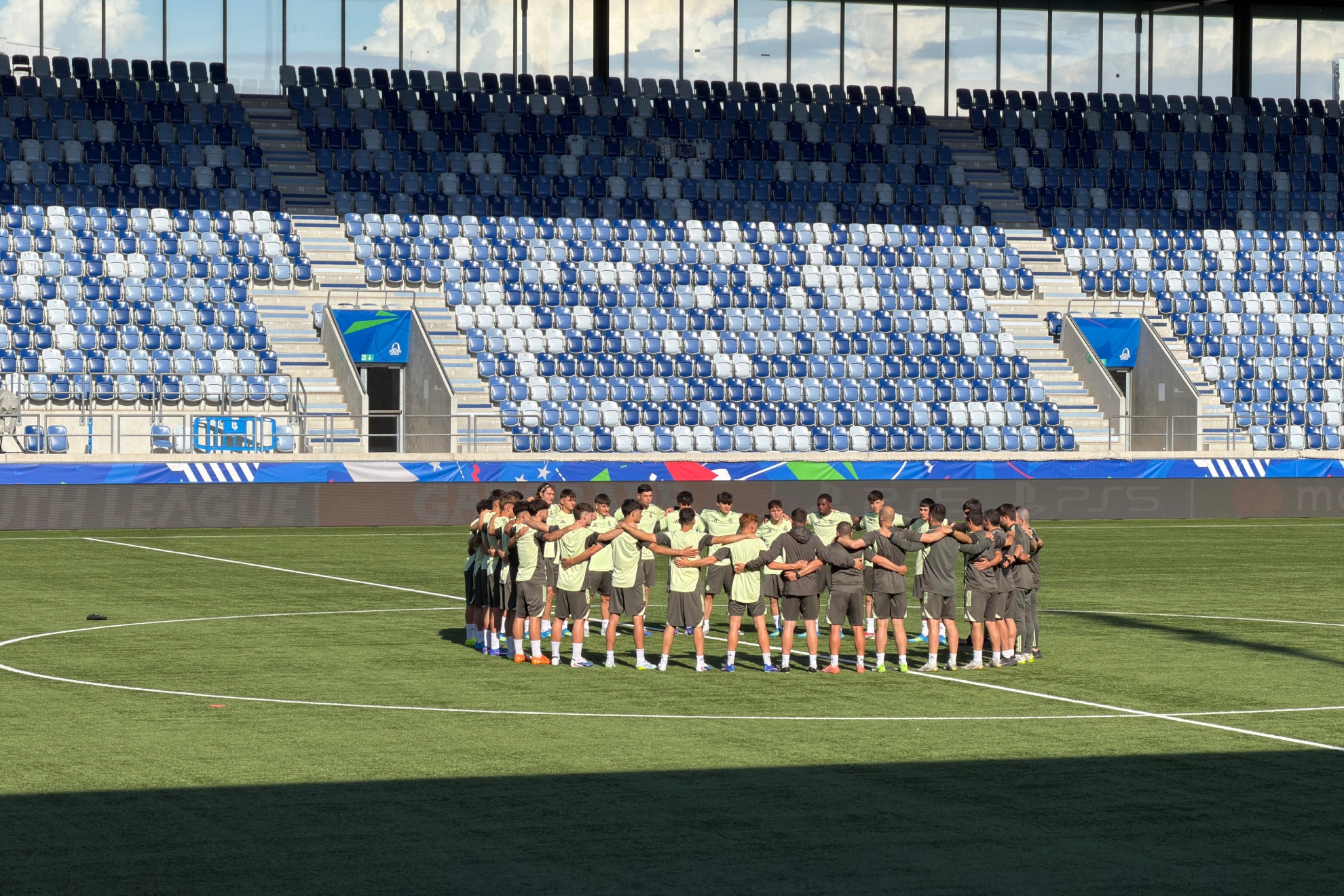 Piña de los jugadores en el entrenamiento previo a la final.