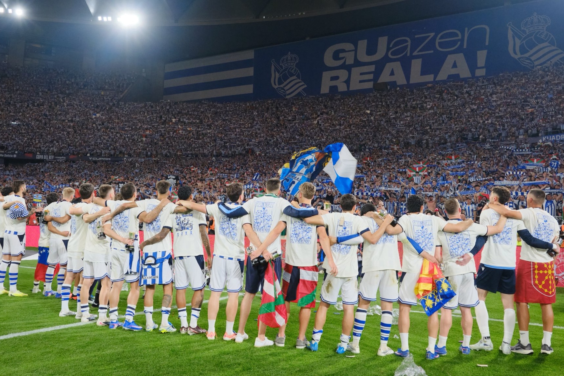 Los futbolistas de la Real celebran con su afición la victoria en la final del sábado.