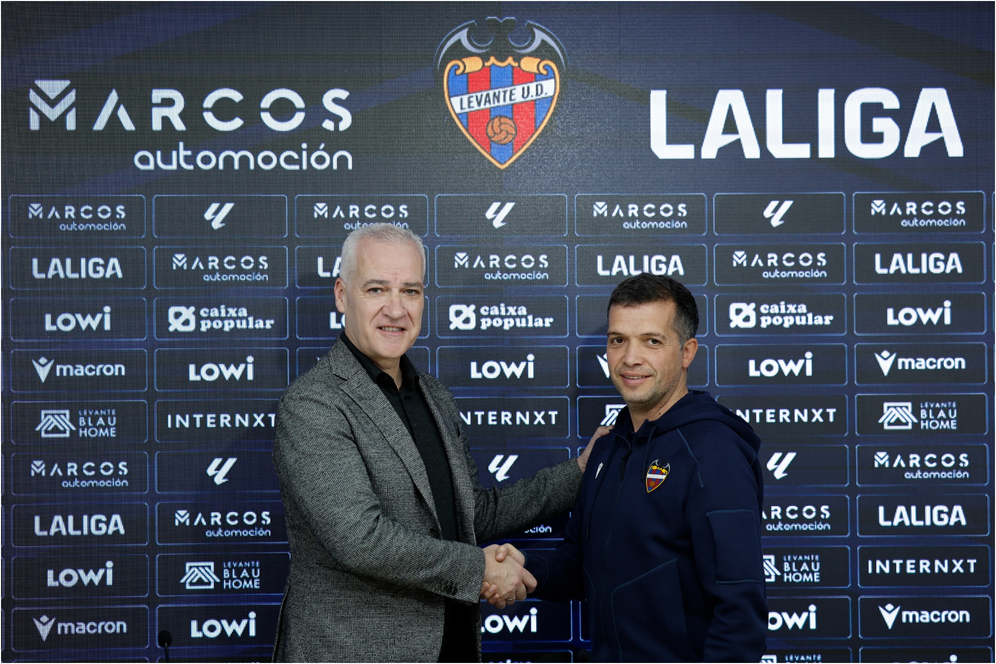 Luis Castro el día de su presentación con el Levante.