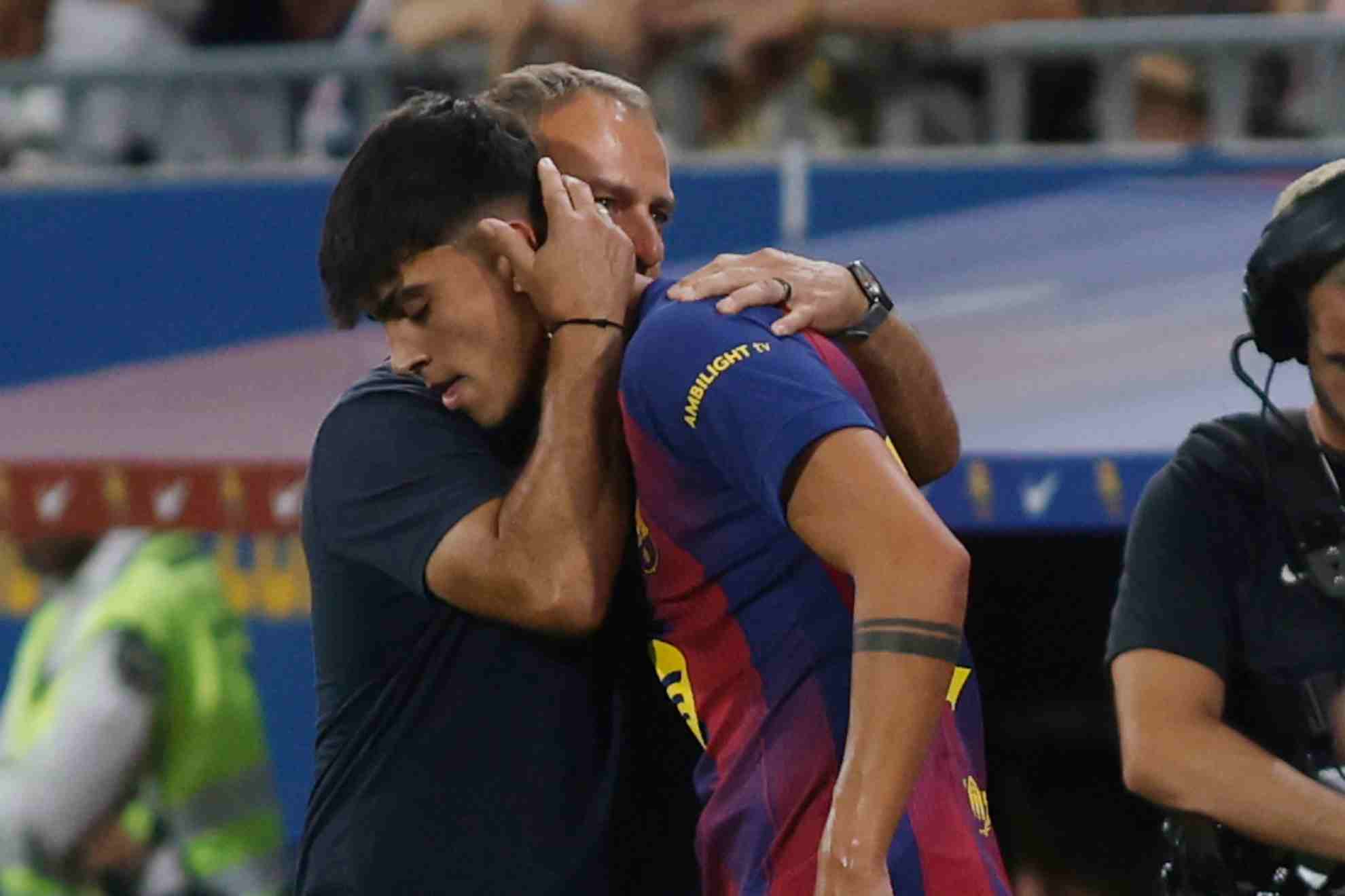 Flick abraza a Marc Bernal