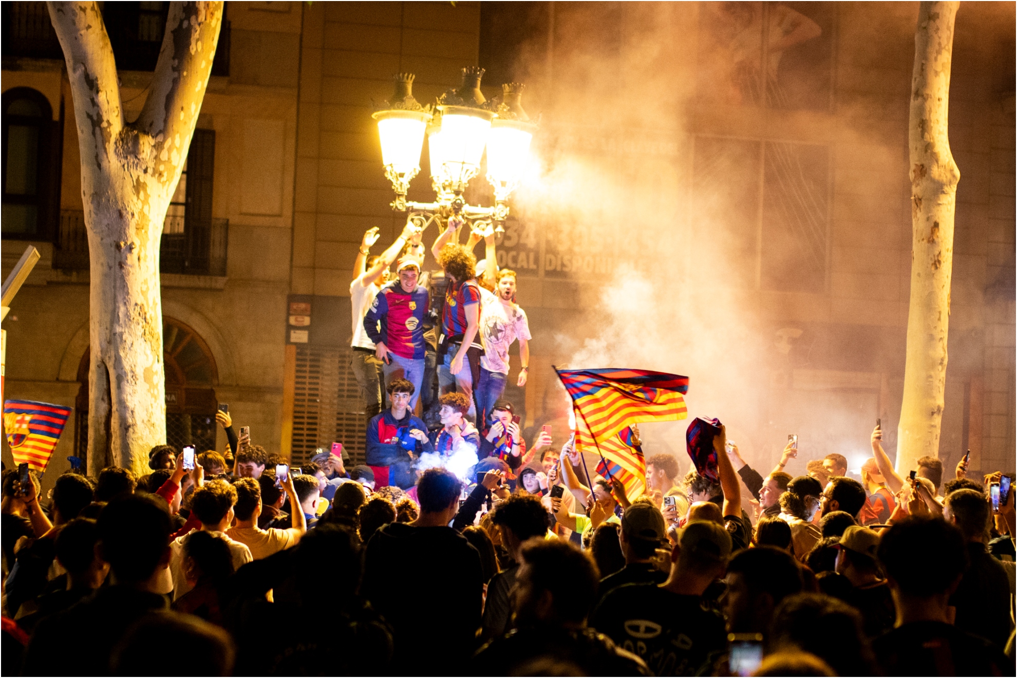 Aficionados del Barça celebrando LaLiga de 2025 en Canaletas.