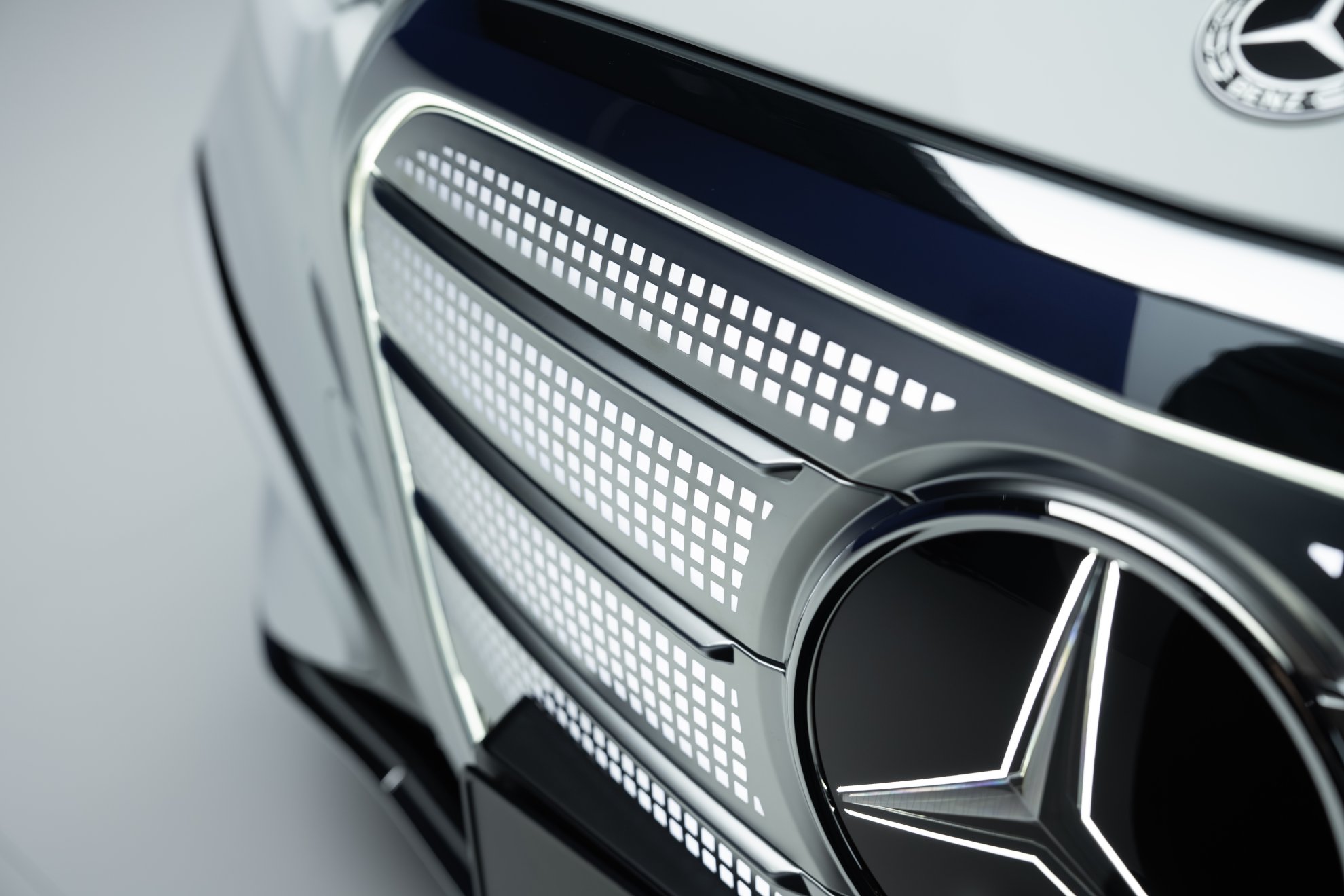 La parrilla frontal iluminada tiene capacidad para aguantar ciertos golpes sin dañarse.