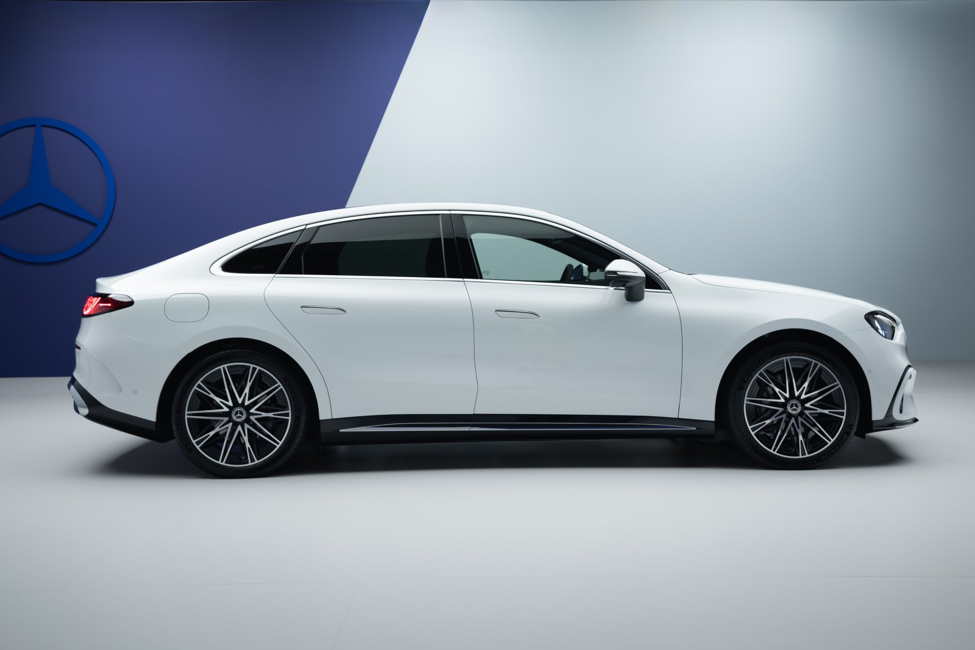 Su silueta adquiere en esta generación ciertos tintes de coupé de cuatro plazas.