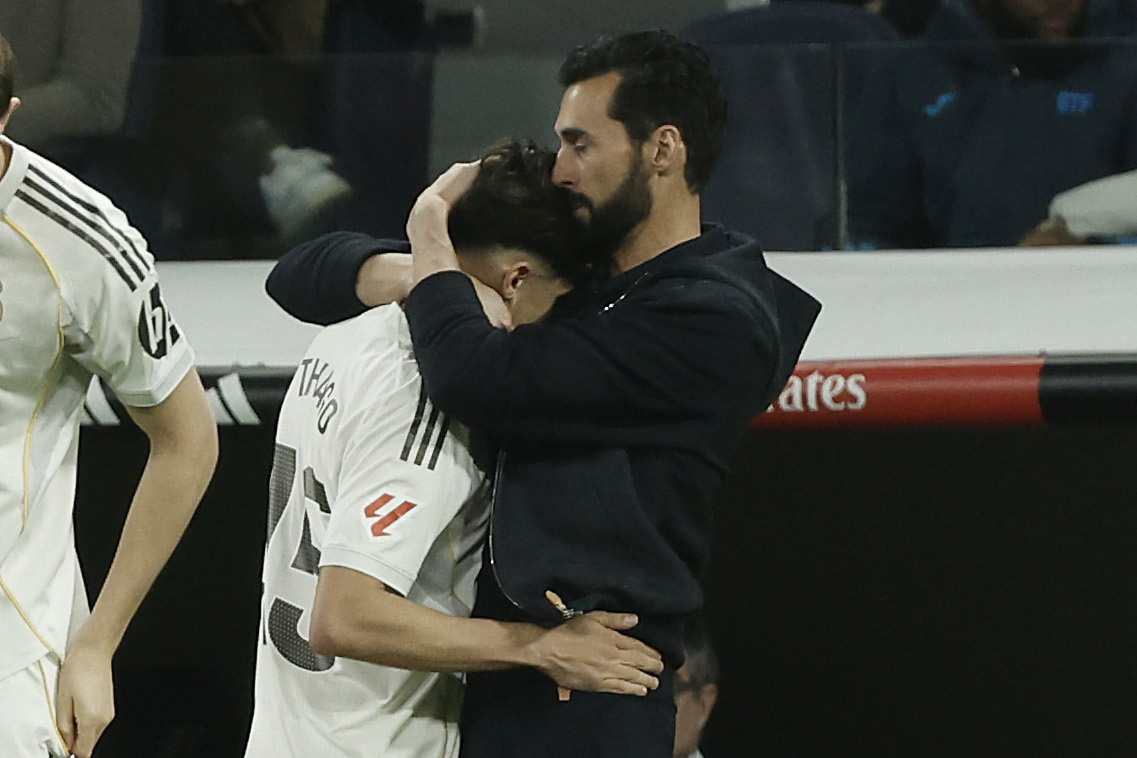Arbeloa y Thiago Pitarch en un cambio durante un partido de Liga del Real Madrid.