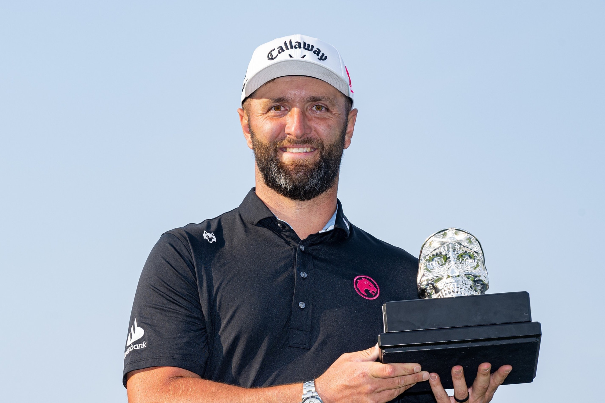 Jon Rahm sostiene el trofeo de vencedor del LIV Golf México.