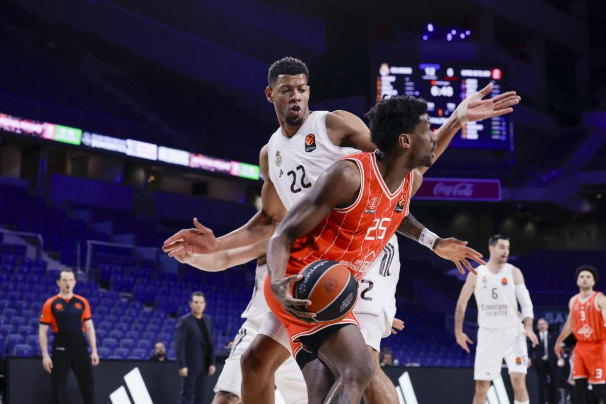Imagen del pasado Madrid-Hapoel a puerta cerrada con Edy Tavares y Dan Oturu.