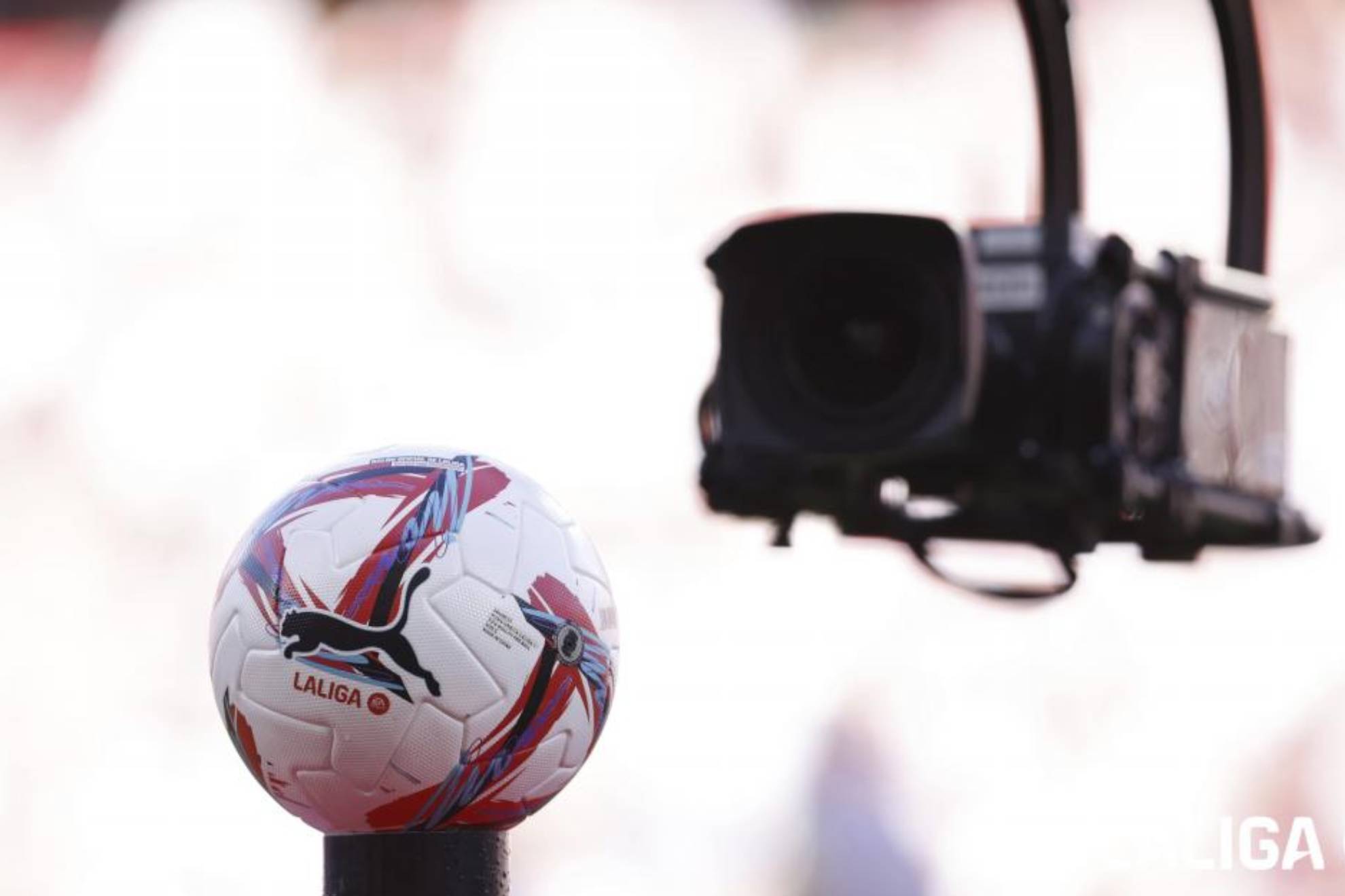 Una cámara de televisión y un balón en un partido de LaLiga.