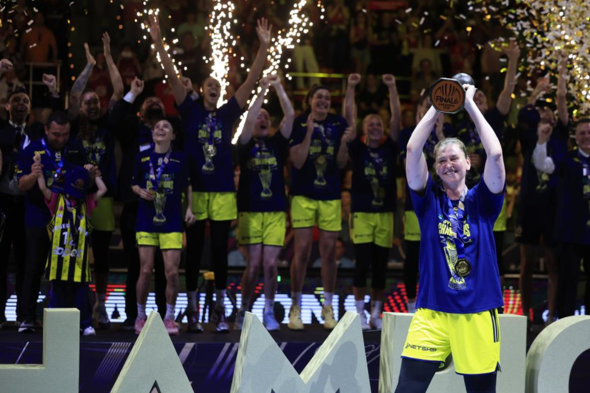 Emma Meesseman levanta el trofeo de campeón de la Euroliga que el Fenerbahce ganó en Zaragoza.
