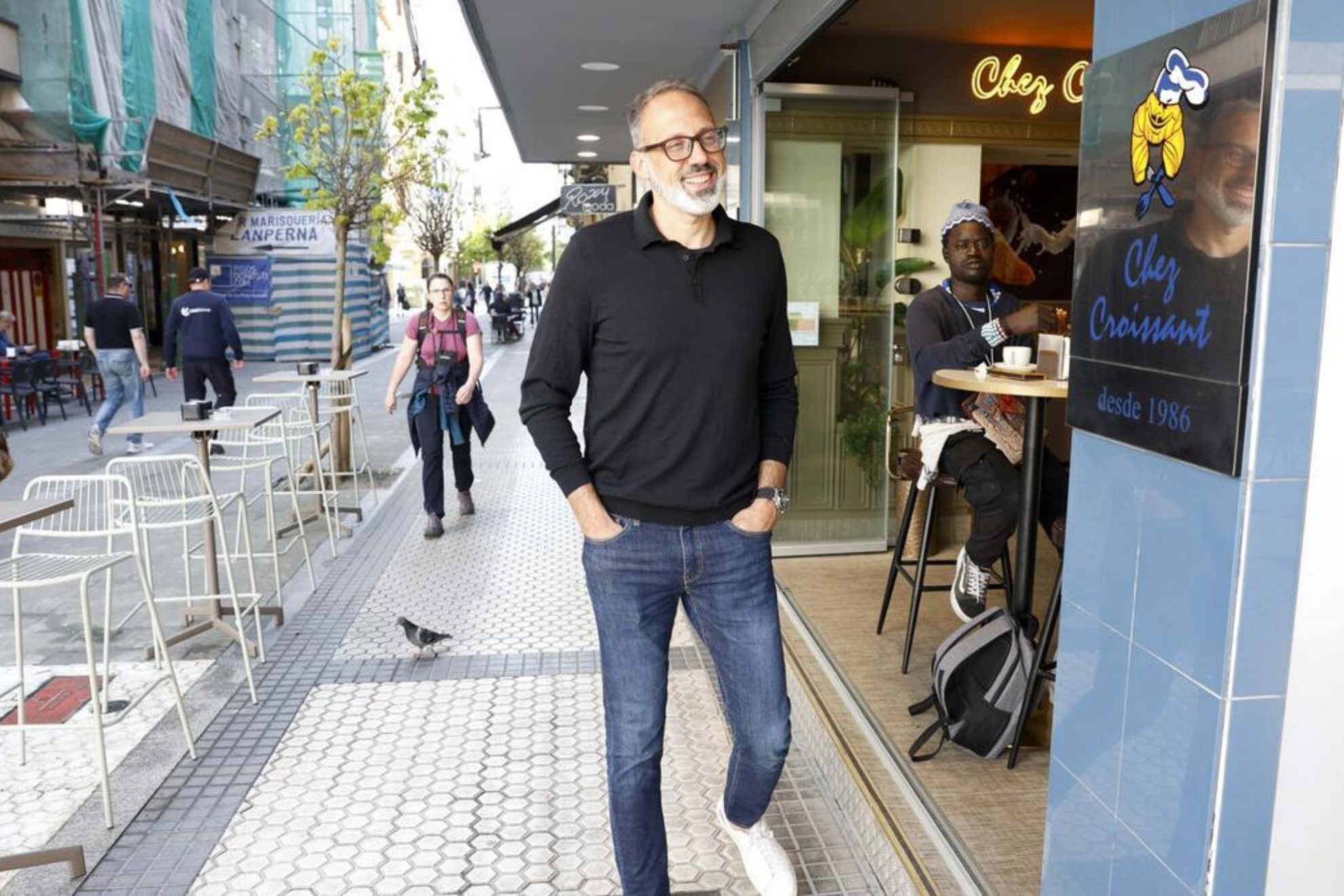 Matarazzo pasea con normalidad este lunes por la calle San Marcial de San Sebastián.