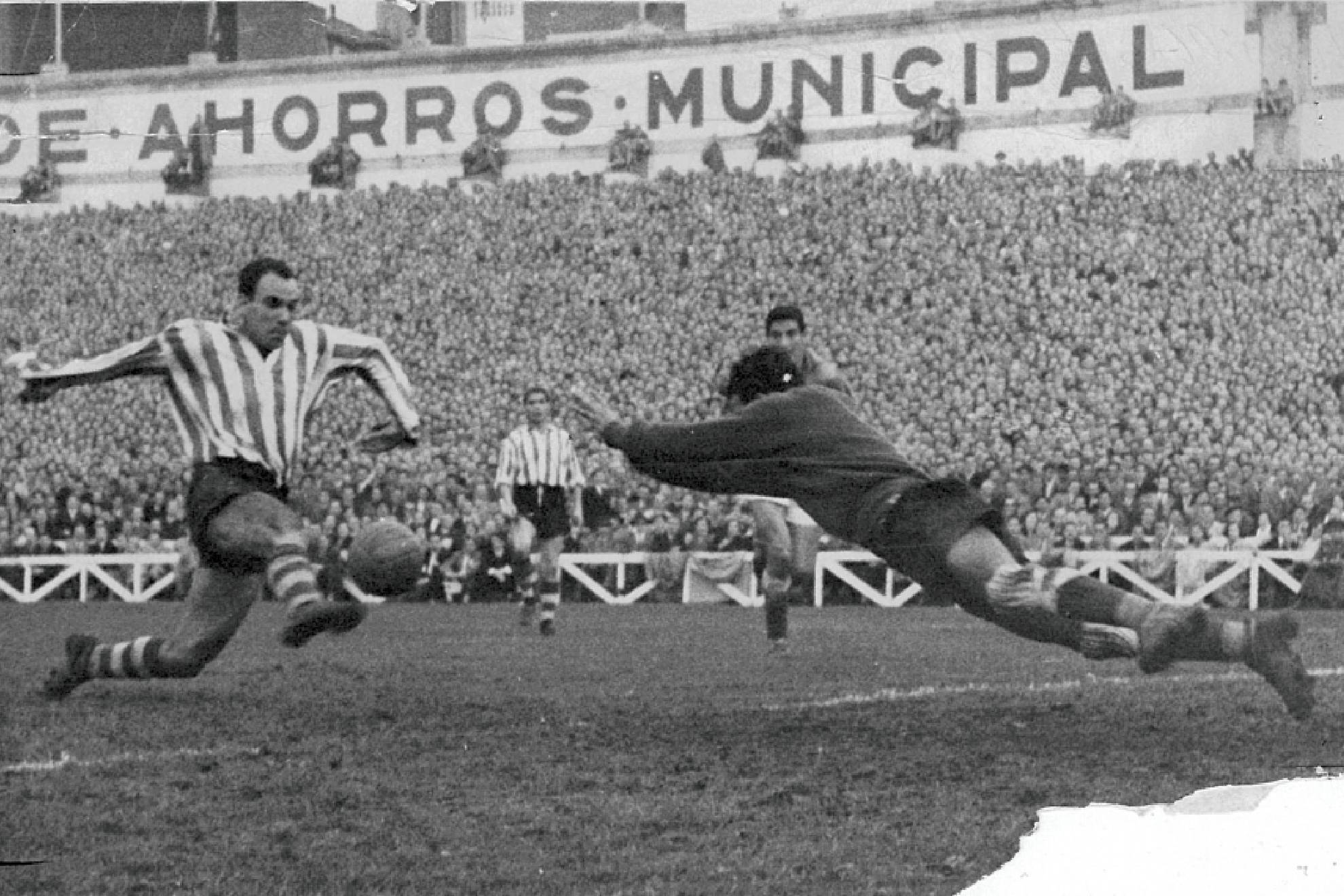 Telmo Zarra remata un balón