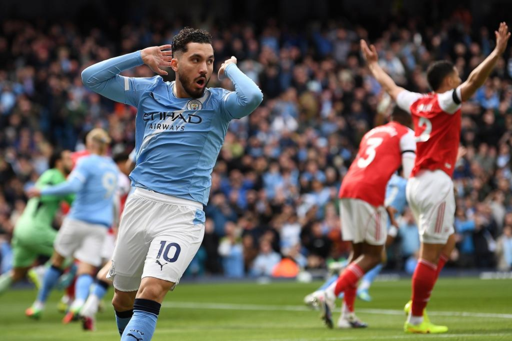 Rayan Cherki se lamenta ante el Arsenal.