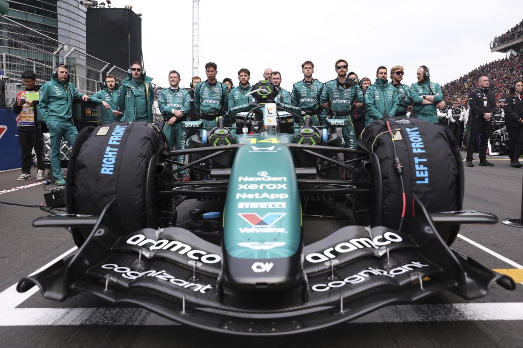 El coche de Alonso y su equipo de mecánicos, antes de la salida en China.