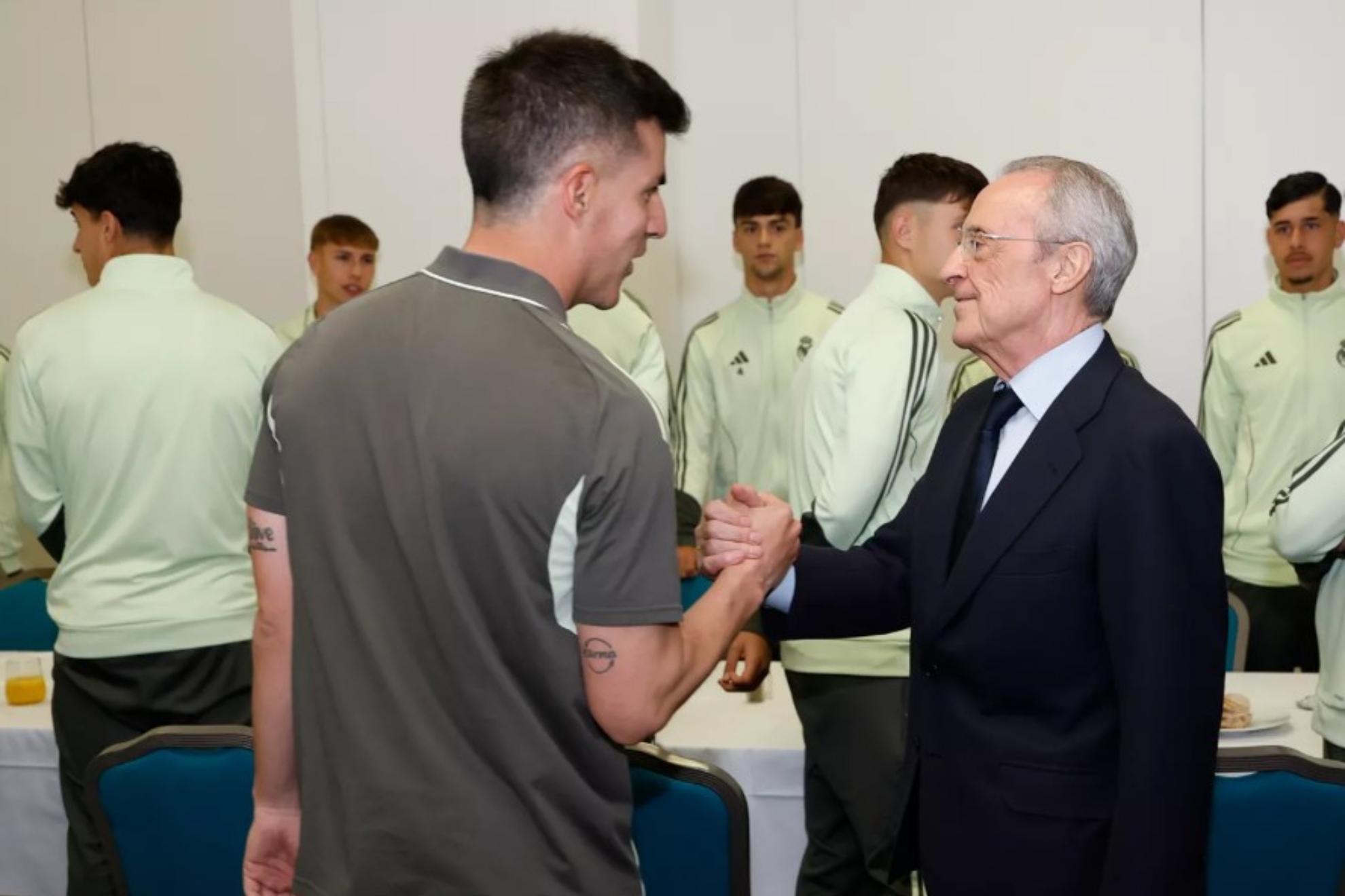 Florentino Pérez, saludando al técnico del Juvenil A, Álvaro López, en el hotel de concentración