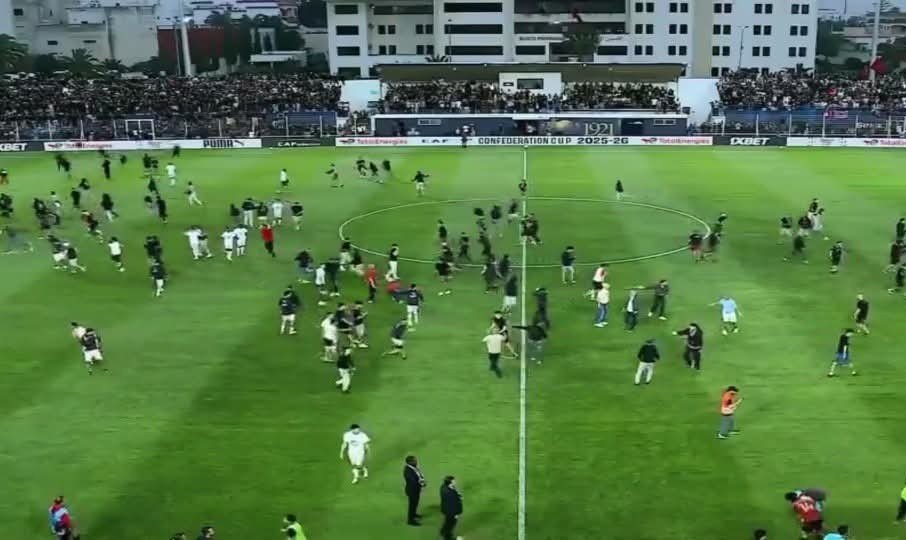 La invasión de campo de los aficionados.