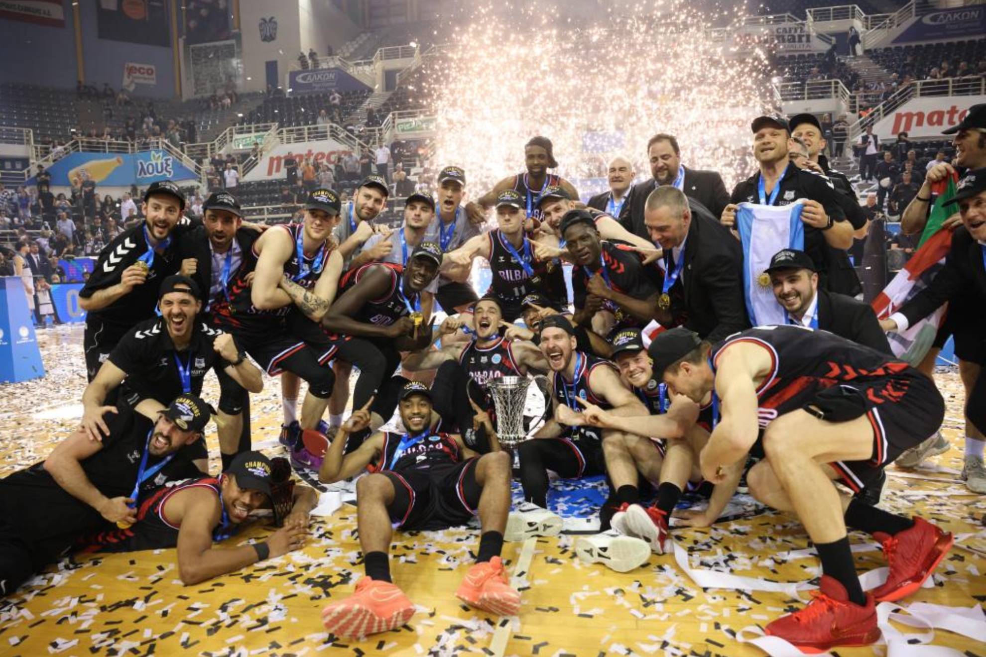 La plantilla del Surne Bilbao, con el trofeo de campeones de la FIBA Europe Cup en 2025.