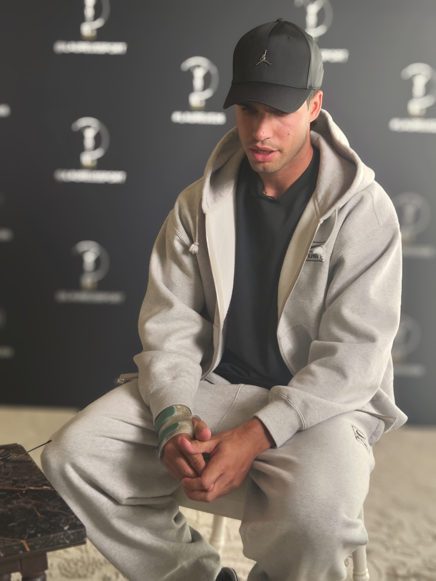 Alcaraz, durante la entrevista, luciendo la férula en su antebrazo lesionado.