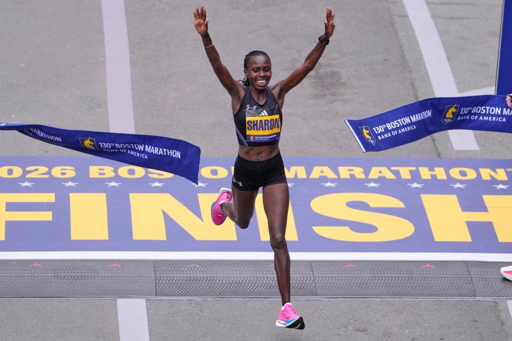 Korir impone su ley en el maratón de Boston y pulveriza el récord del circuito