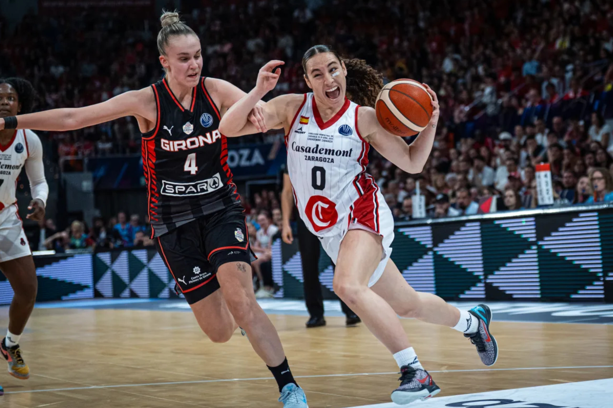 Carla Leite bota el balón ante la defensa de Juste Jocyte.