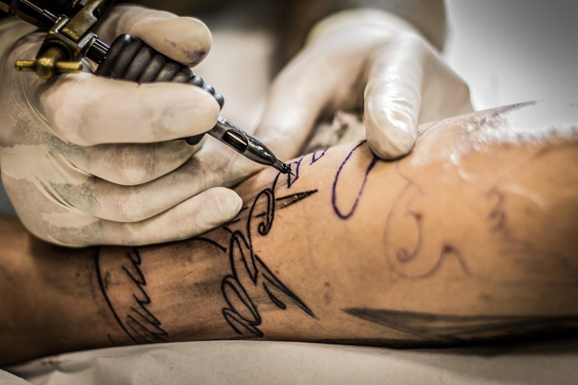 Una persona haciéndose un tatuaje.