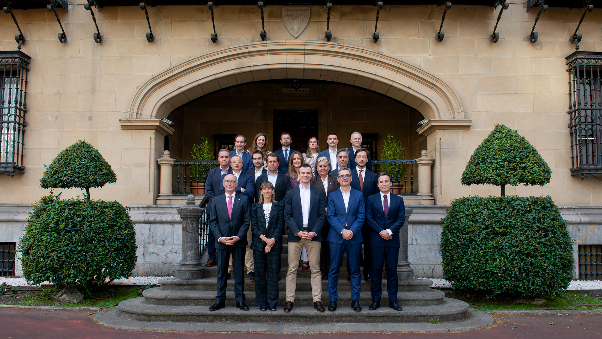 Uriarte y sus directivos, en las escalinatas de Ibaigane.