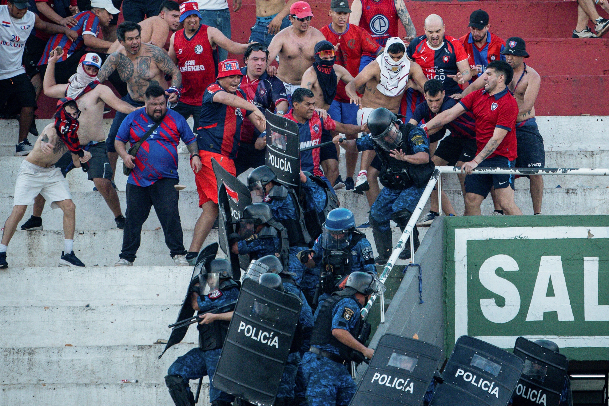 Enfrentamientos de los aficionados de Cerro Porteño con la policía de Paraguay. EFE.