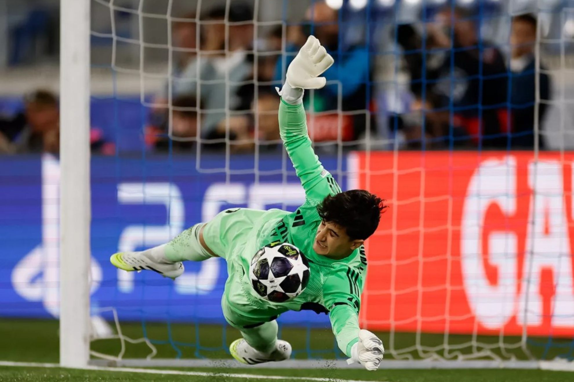 Javi Navarro, parando un penalti en la tanda.