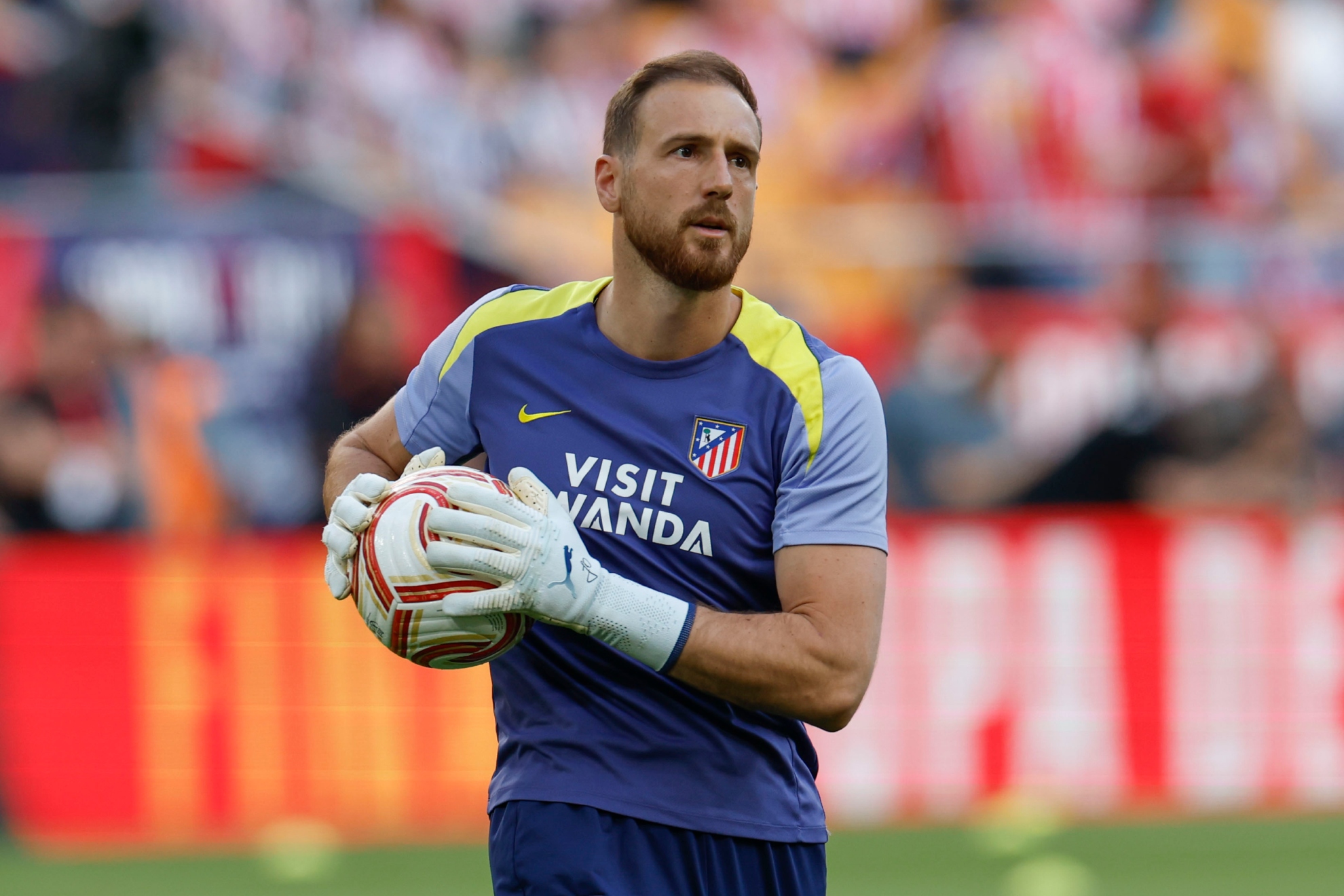 OBLAK, EN EL CALENTAMIENTO PREVIO A LA FINAL DE COPA.