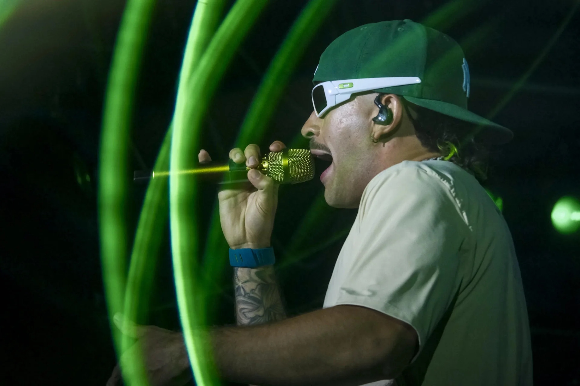 Video de Feid llorando en vivo: fans aseguran que 'Boleritoxx' es para Karol G tras su ruptura.