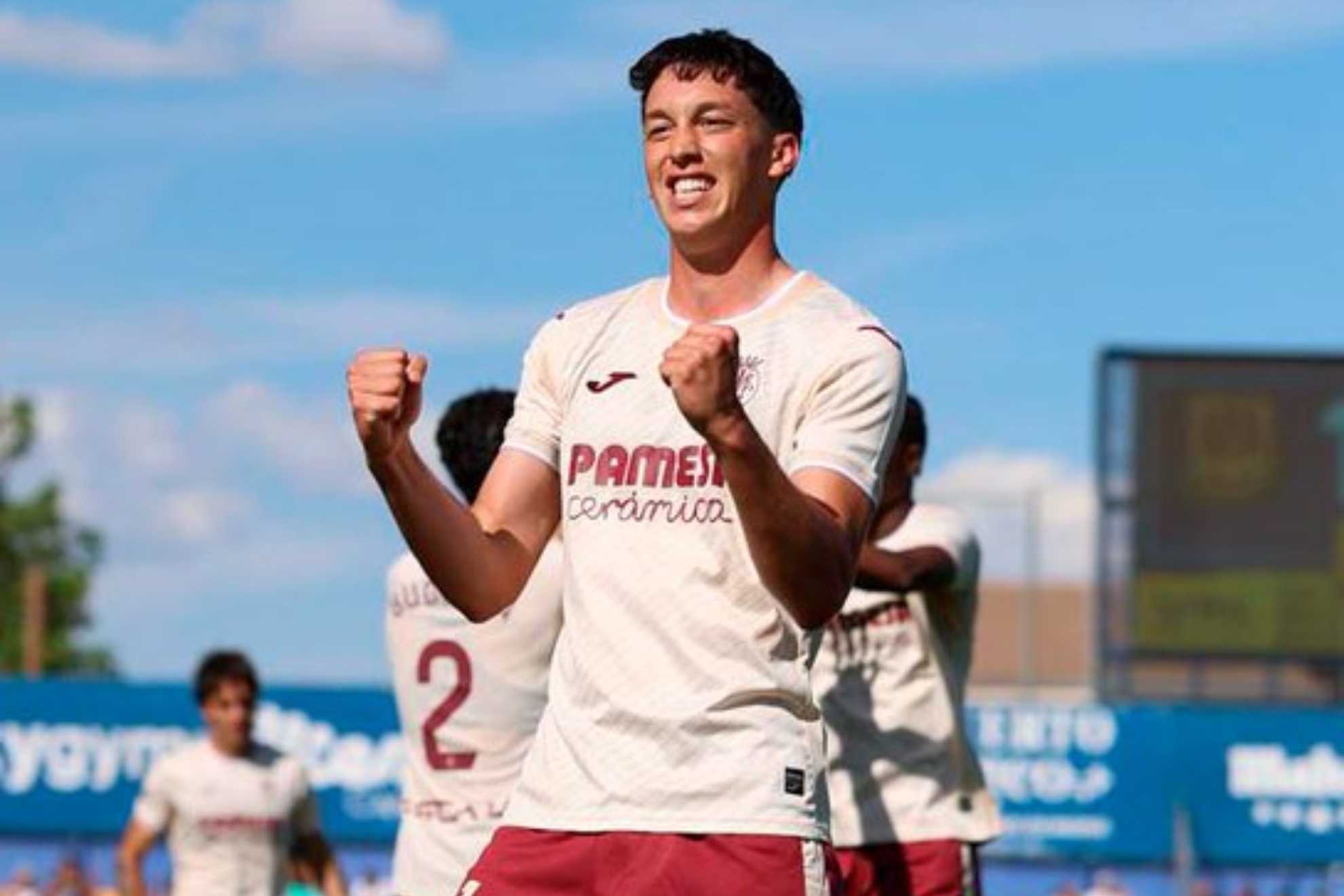 Hugo López celebra un gol con el Villarreal B ante el Alcorcón.