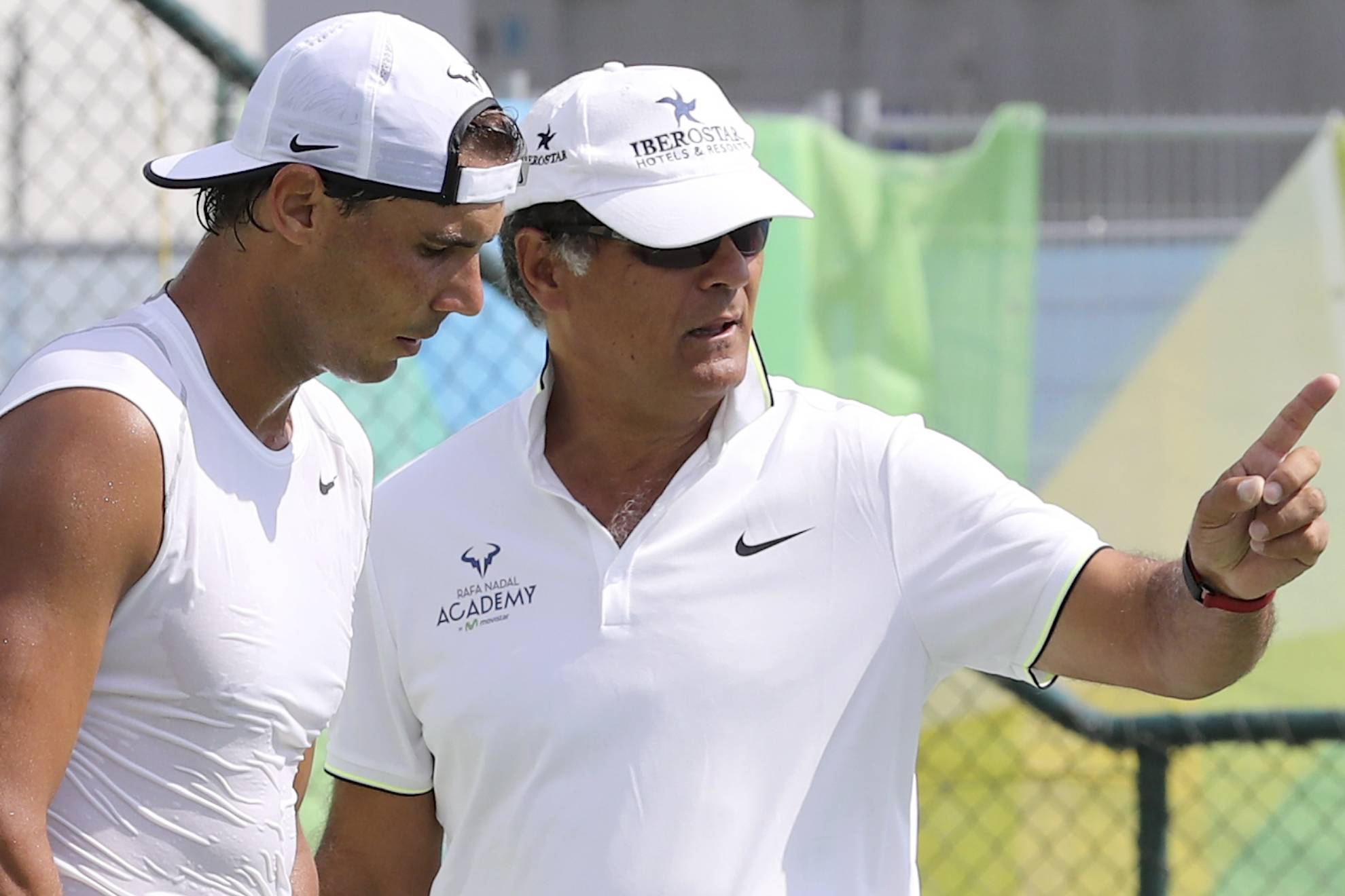 Toni Nadal, la voz de la experiencia con Rafa, aconseja a Carlos Alcaraz sobre si debe jugar o no en Roland Garros
