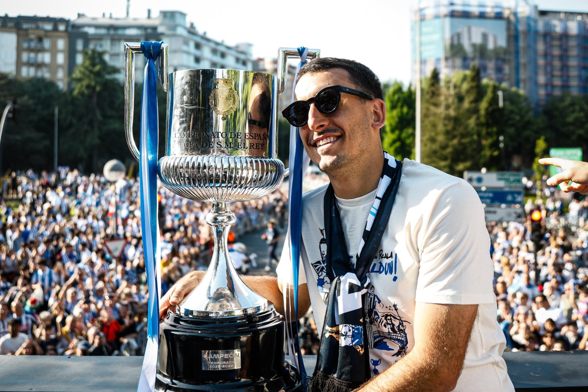 Mikel Oyarzabal sonríe junto a la Copa, durante el recorrido por San Sebastián.