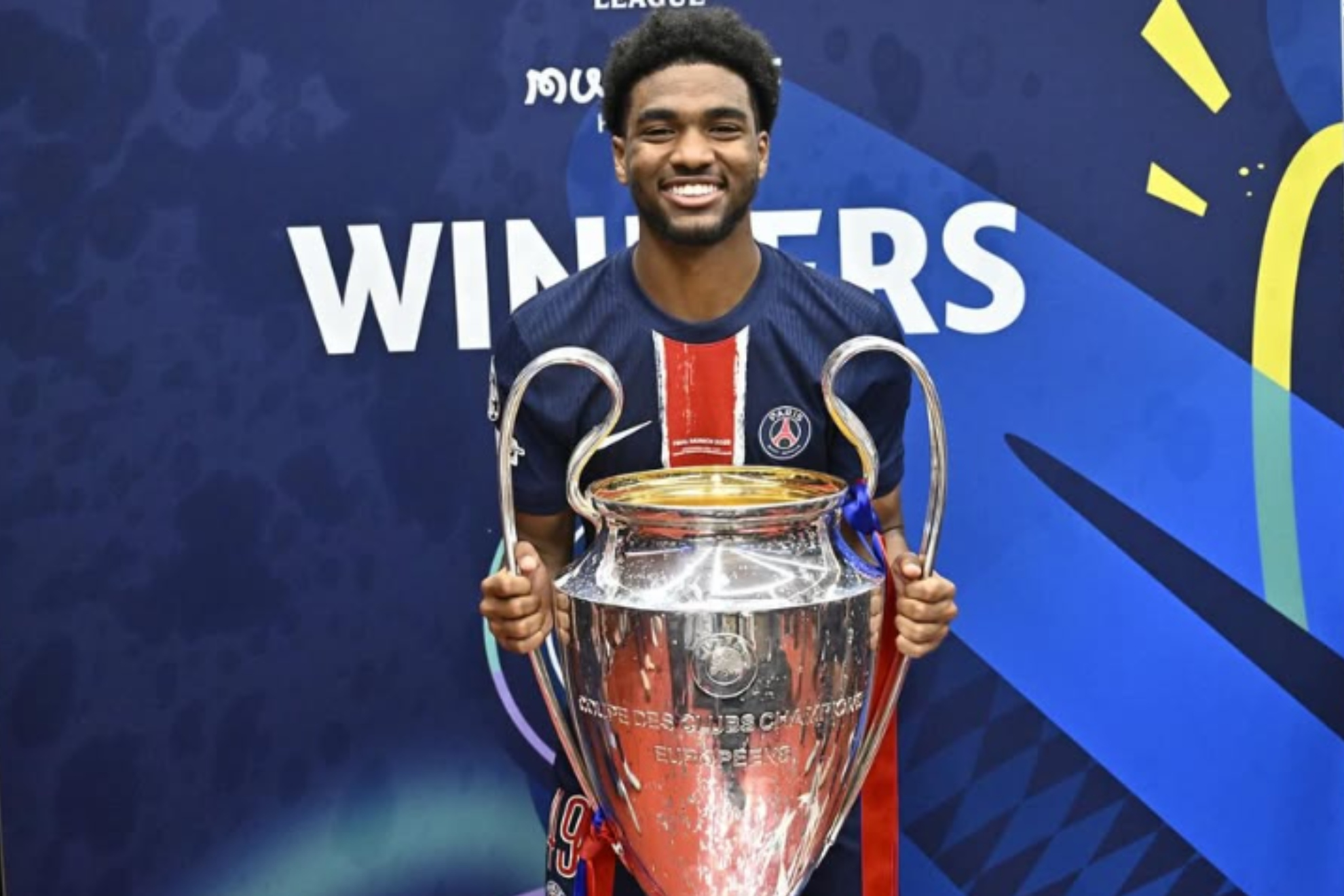 Ibrahim Mbaye posa con la Champions ganada por el PSG la pasada temporada.
