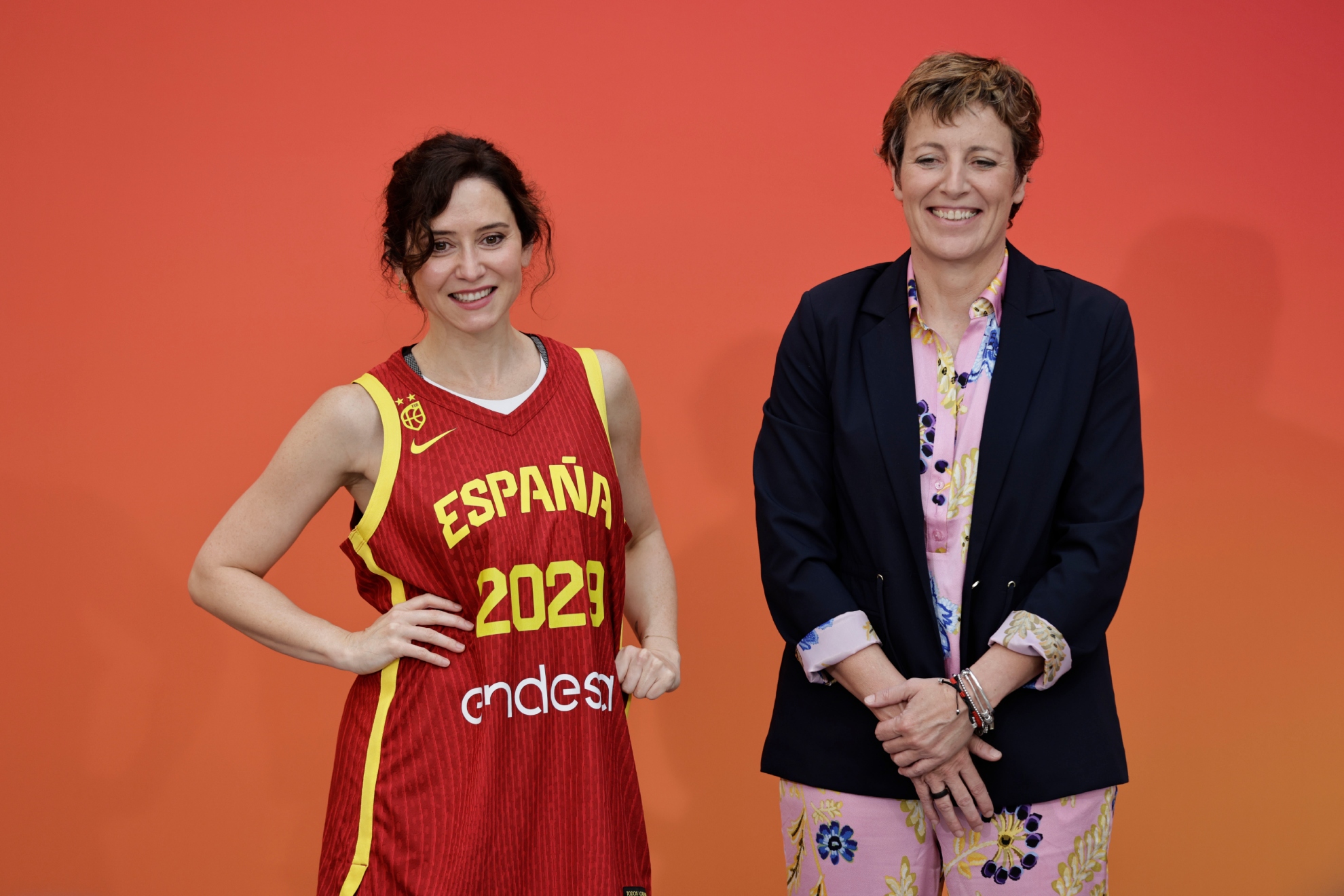 La presidenta de la CAM, Díaz Ayuso con una camiseta de España, junto a Elisa Aguilar.