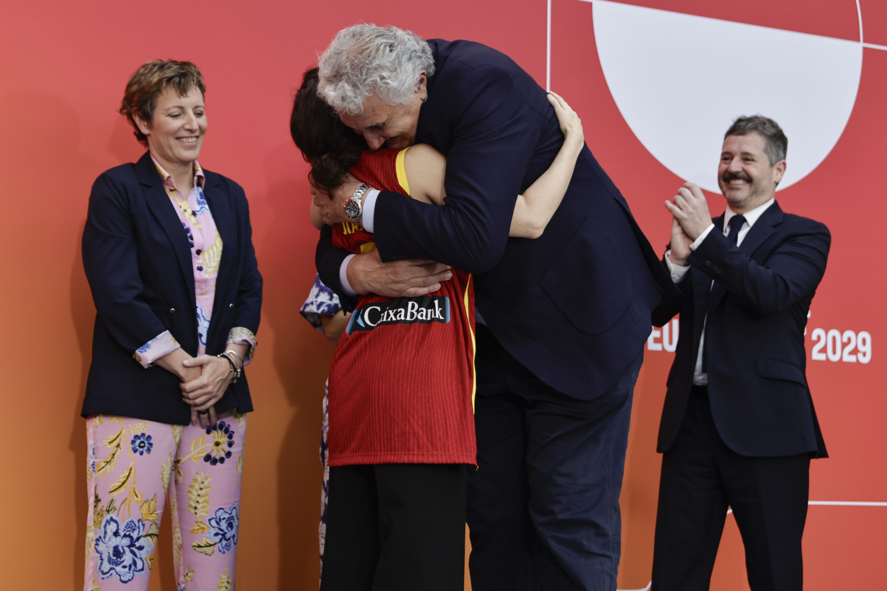 Díaz Ayuso se abraza con Fernando Romay, leyenda del baloncesto español.