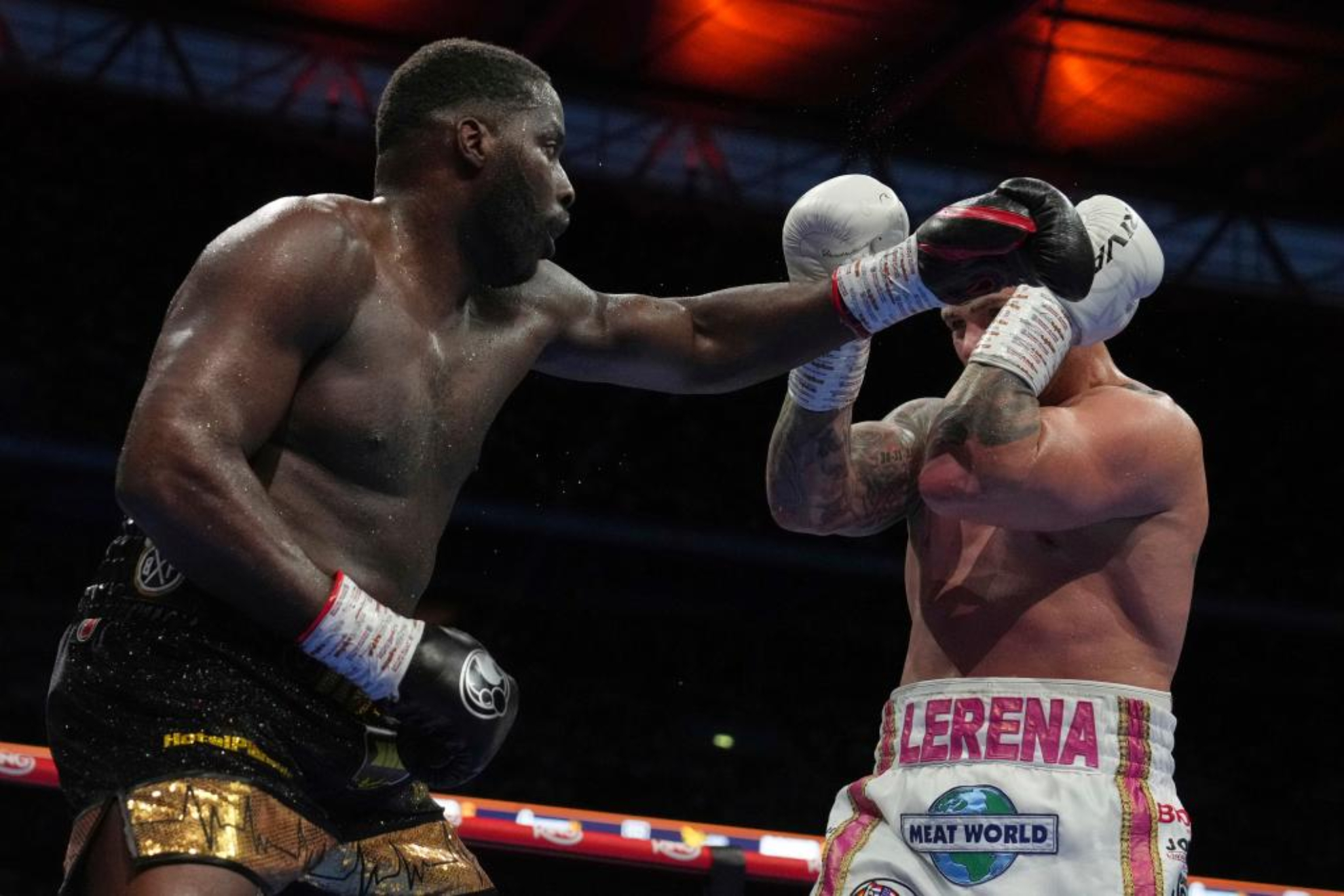 Lawrence Okolie, a la izquierda, en su combate ante Kevin Lerena.