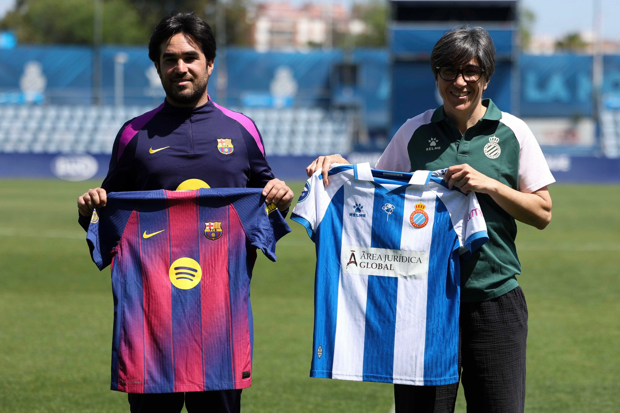 Pere Romeu y Sara Monforte posan con las camisetas de sus equipos antes del derbi catalán
