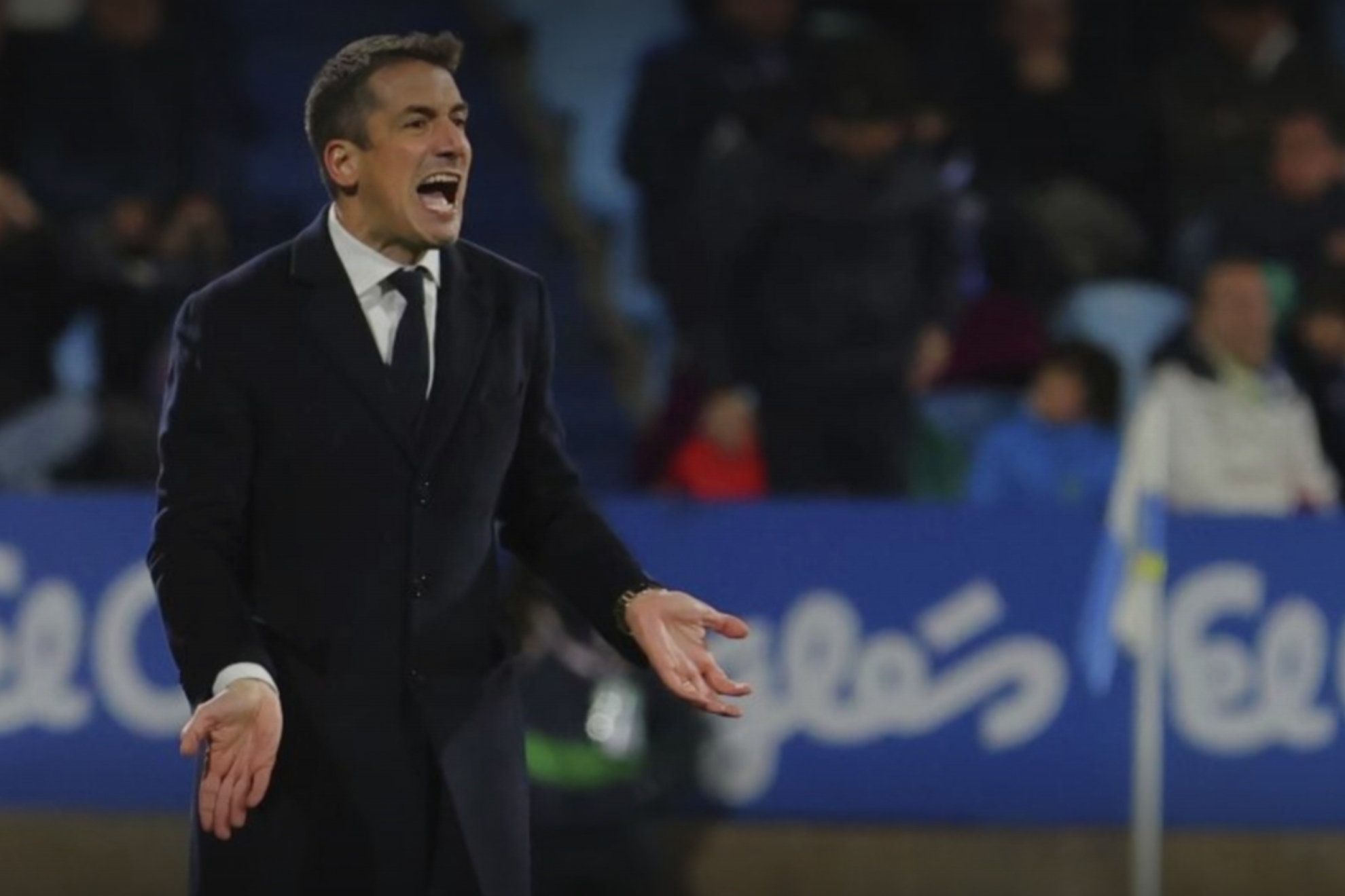 Julio Velázquez, dirigiendo al Levski Sofia.